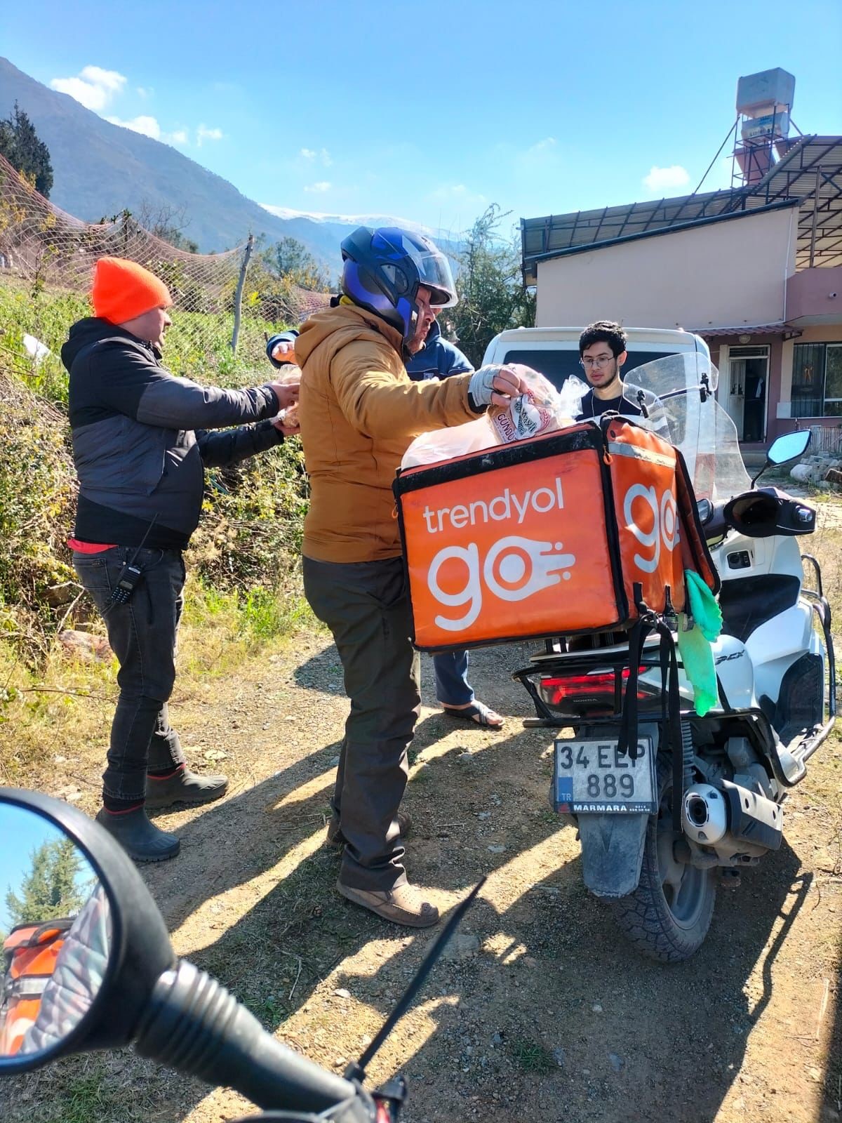 Trendyol, afet bölgesine katkı için 500 milyon TL ’lik yatırımı erken devreye aldı Trendyol, afet bölgesine katkı için 500 milyon TL ’lik yatırımı erken devreye aldı