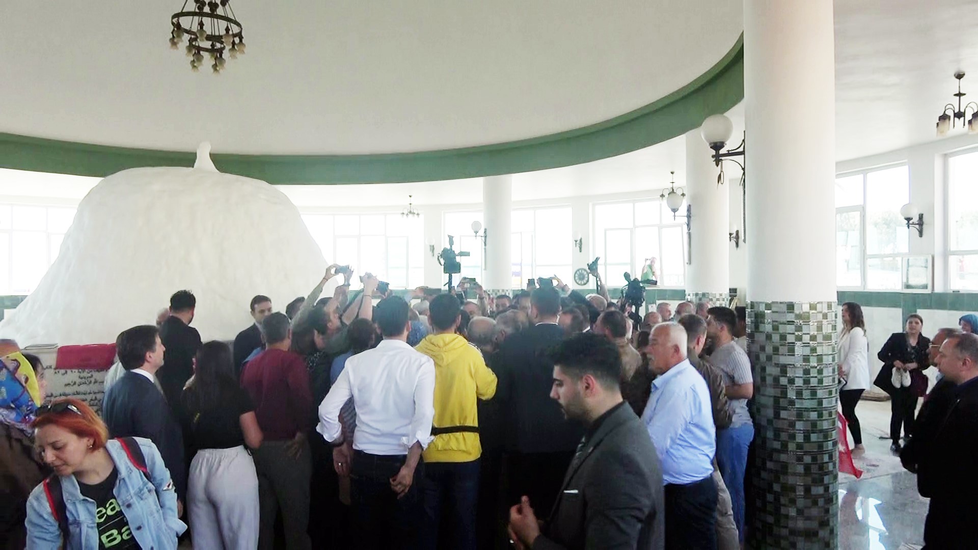 Bir ayakkabı tepkisi de Akşener ve İmamoğlu ’na Bir ayakkabı tepkisi de Akşener ve İmamoğlu ’na