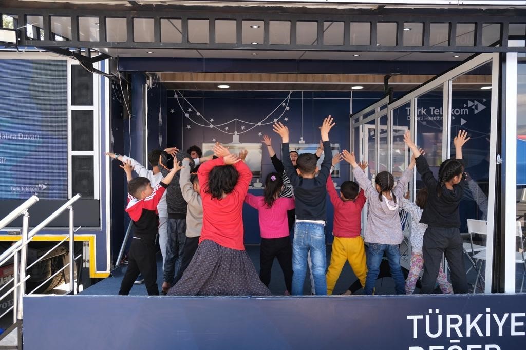 Türk Telekom'dan deprem bölgesindeki çocuklar için bayram etkinlikleri