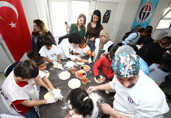 Depremzede çocuk şefler “iyileştiren pizza” yaptı