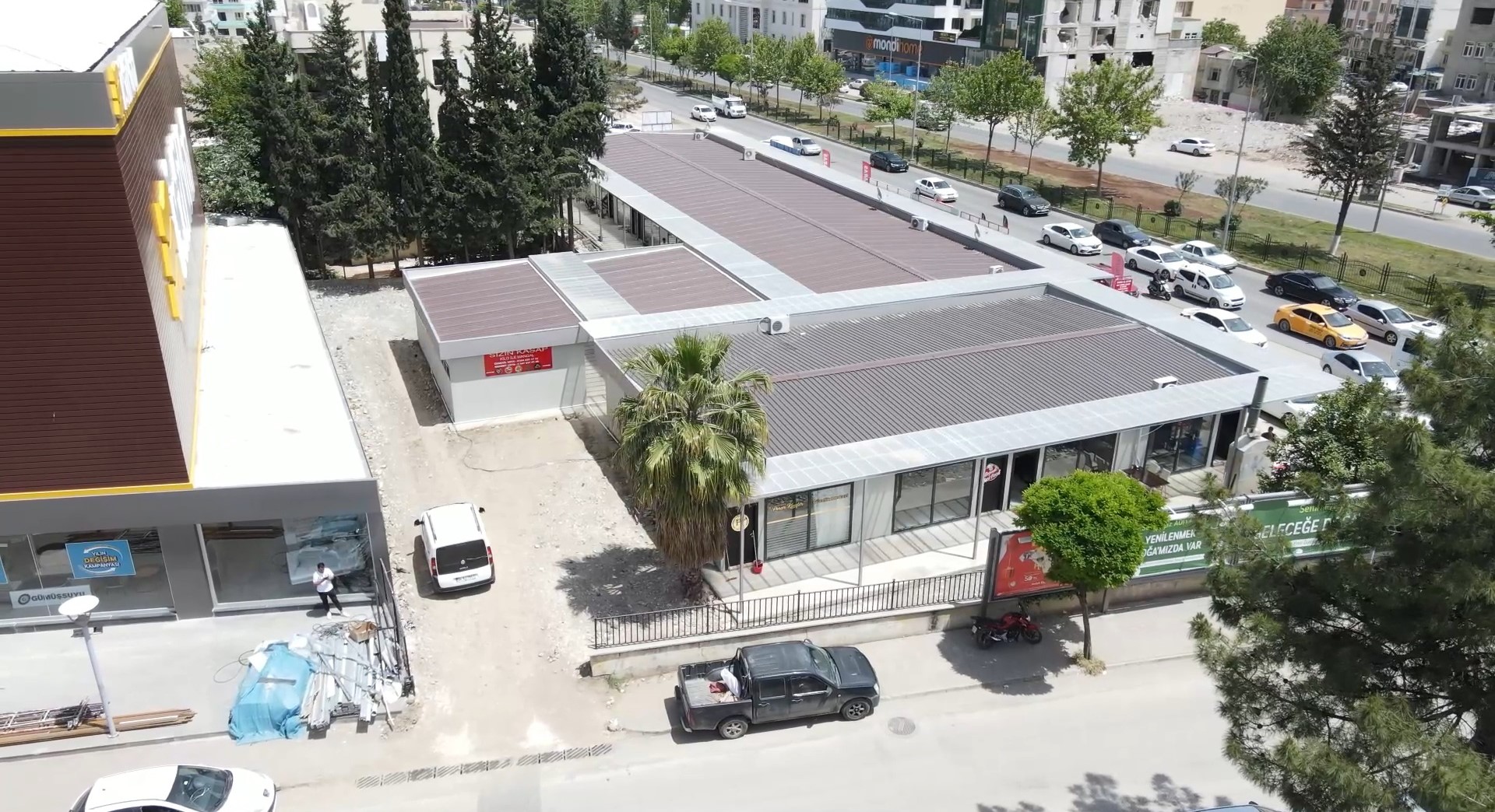 Bakan Kurum: 'Geçici barınma alanlarıyla eş zamanlı geçici iş yerlerini de hayata geçirdik'