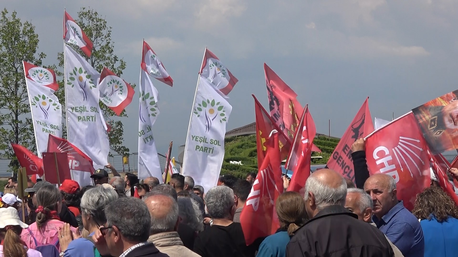 CHP ve HDP 1 Mayıs ’ı Yalova ’da kol kola kutladı