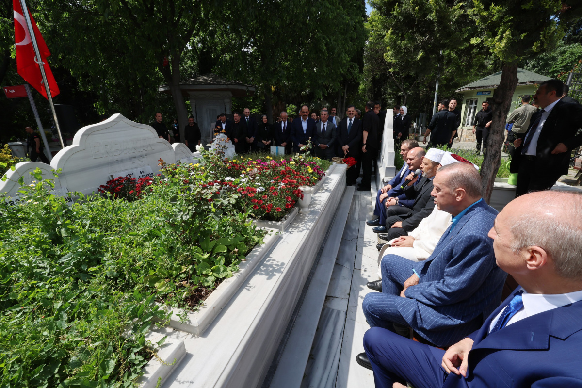 cumhurbaskani-erdogan-necmettin-erbakan-in-kabrini-ziyaret-etti