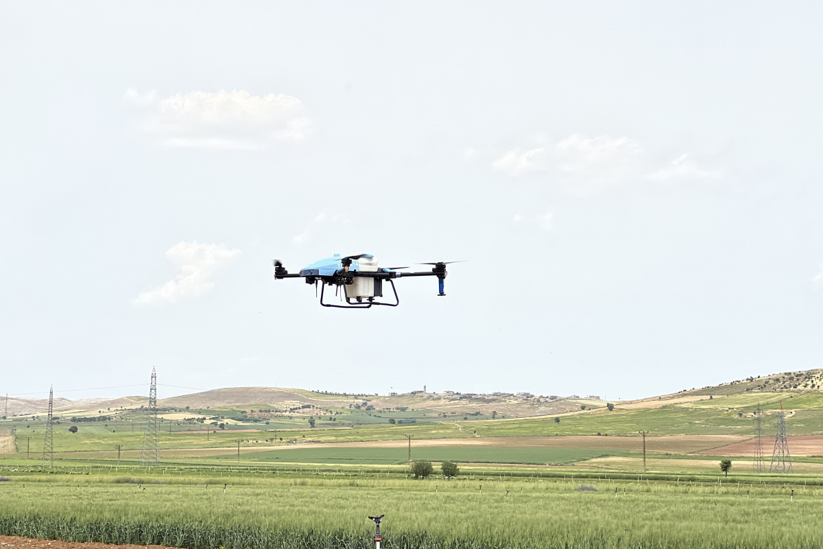 teknoloji-ile-tanisan-ciftci-drone-ile-zirai-ilaclama-yapiyor