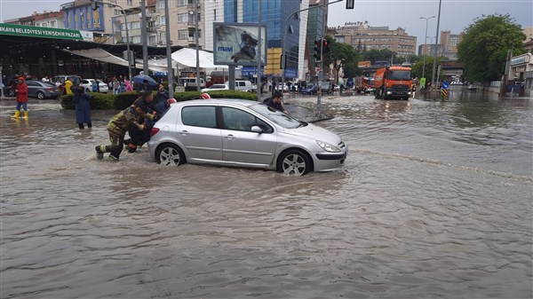 Ankara'daki kuvvetli yağış hayatı felç etti 