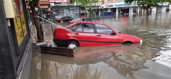 Ankara'daki kuvvetli yağış hayatı felç etti Ankara'daki kuvvetli yağış hayatı felç etti