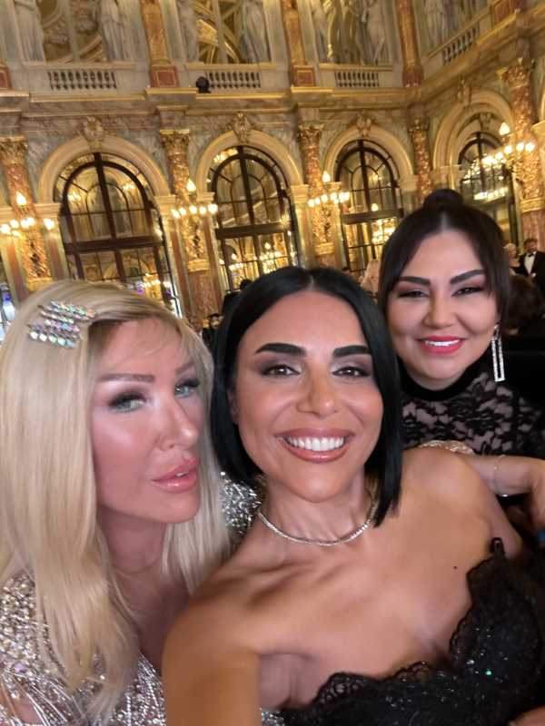 Cilt lekelerinden yola çıkarak patron olan Nuray Yıldız, Paris ’te ödülünü Seda Sayan ’ın elinden aldı