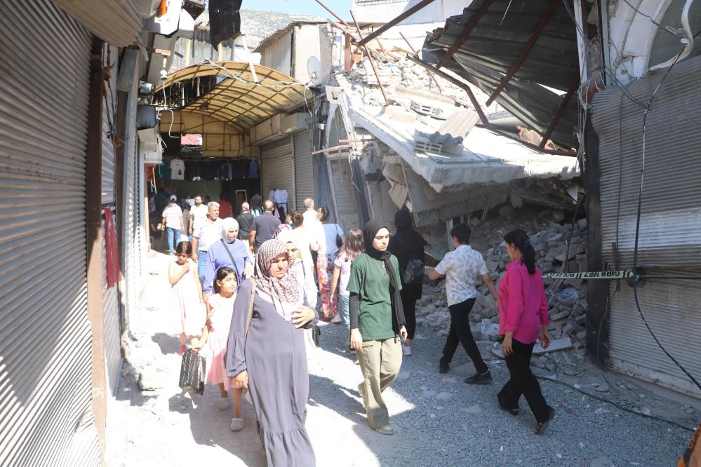 Enkaz kent Hatay ’da molozların arasında bayram alışverişi