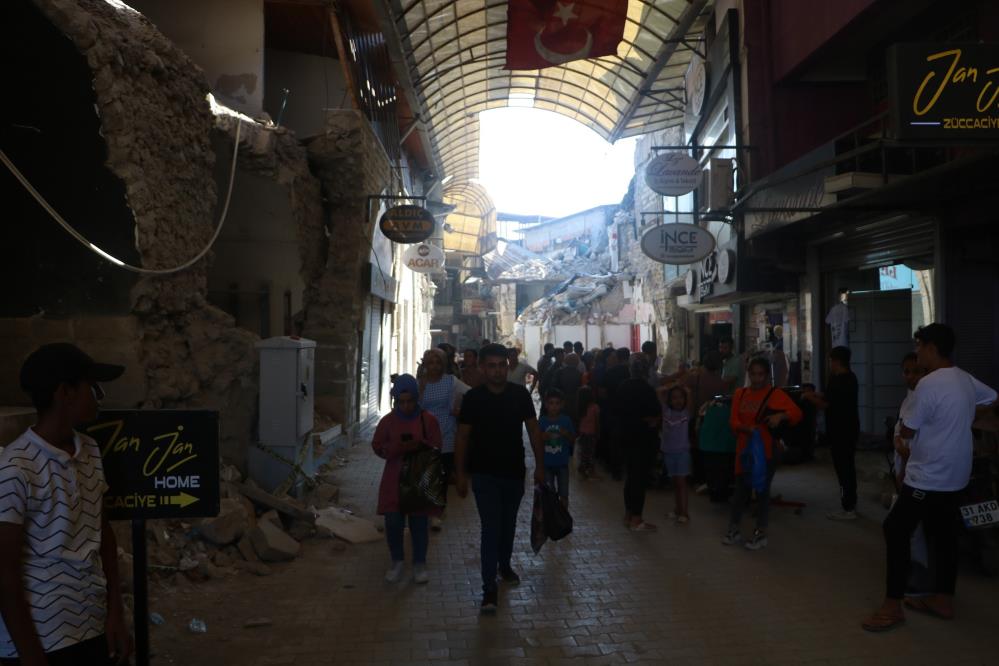 Enkaz kent Hatay ’da molozların arasında bayram alışverişi