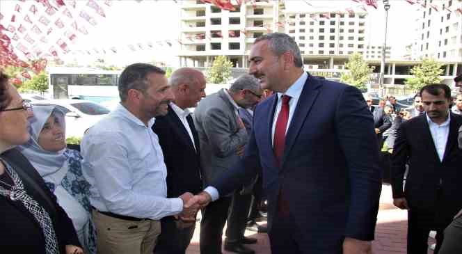 Abdulhamit Gül ’den Kılıçdaroğlu ’na “Yenilen pehlivan güreşe doymazmış”
