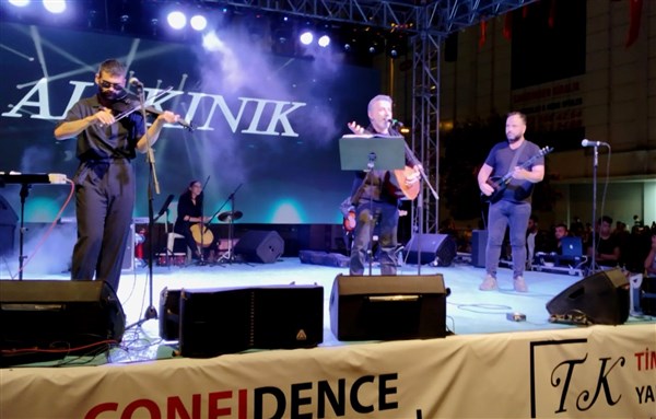 Ali Kınık, ŞEGAFED Sultanbeyli'de 15 Temmuz şehitleri için konseri verdi