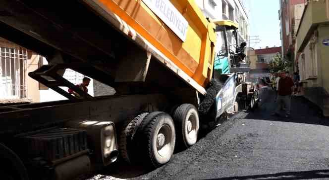 Aşırı sıcaklara rağmen asfalt çalışmaları sürüyor
