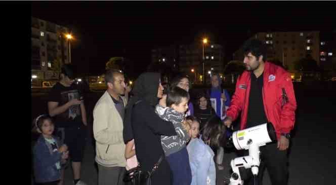 Çocukların gökyüzü gözlem heyecanı
