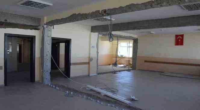 Depremde hasar gören okulun güçlendirme çalışmalarına başlandı
