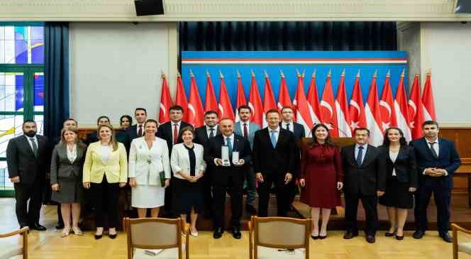 Eski Dışişleri Bakanı Çavuşoğlu ’na Macaristan ’dan ‘Liyakat Nişanı ’ madalyası
