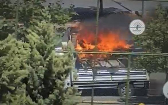 Nakliye firmasına ait kamyonet alev alev yandı