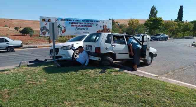 Otomobiller kavşakta çarpışıp, refüje çıktı: 2 yaralı