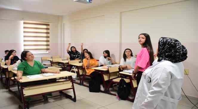 Şahinbey ’de ev hanımları ve öğrenciler İngilizce öğreniyor