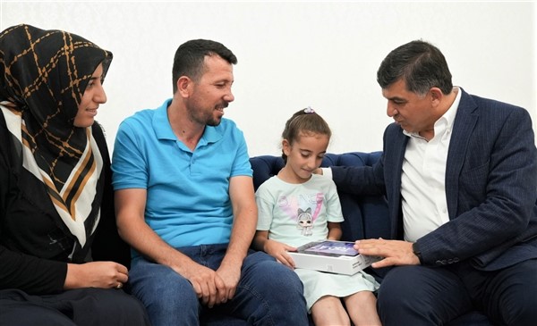 Başkan Fadıloğlu, şiir okumak isteyen Feyza Öksüz'e tablet hediye etti