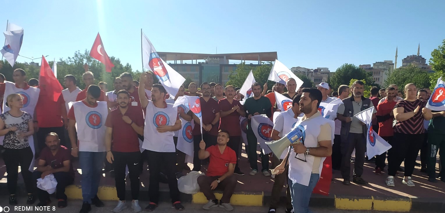 Gaziantep Üniversitesi Araştırma ve Uygulama Hastanesi çalışanları haklarını istiyor