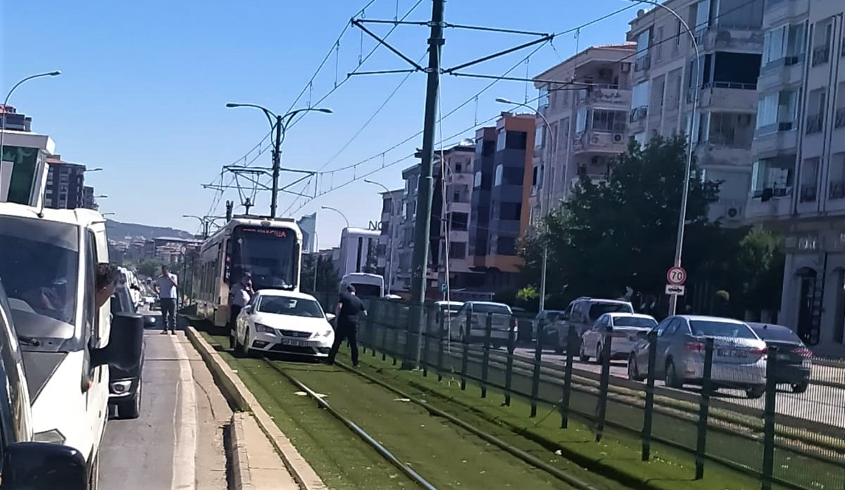 Gaziantep'te kaza yapan  otomobil tramvay yoluna uçtu
