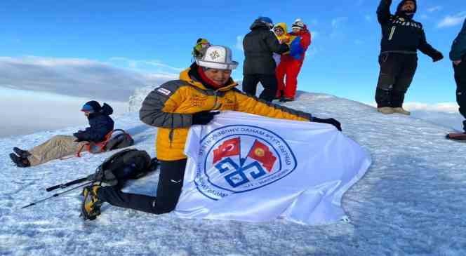 turkiye-kirgizistan-bayragi-agri-dagi-zirvesinde