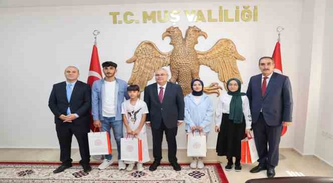 Vali Gündüzöz, YKS ve LGS ’de dereceye giren öğrencileri ödüllendirdi Vali Gündüzöz, YKS ve LGS ’de dereceye giren öğrencileri ödüllendirdi
