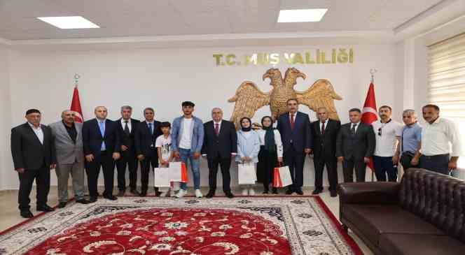vali-gunduzoz-yks-ve-lgs-de-dereceye-giren-ogrencileri-odullendirdi