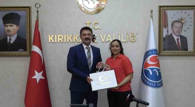 Vali Tekbıyıkoğlu, YKS ve LGS ’de başarı gösteren öğrencileri ödüllendirdi
