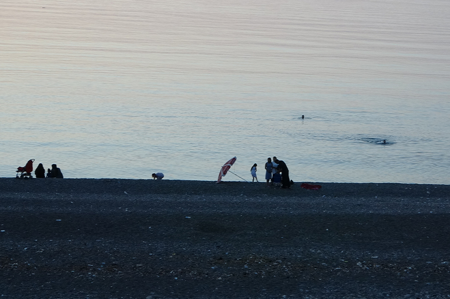 Yasak tabelası olmasına rağmen yine de giriyorlar