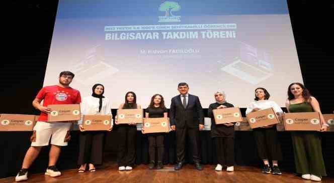 YKS ’de başarılı olan öğrencilere bilgisayar armağan edildi
