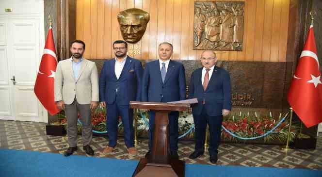 Bakan Yerlikaya esnafla buluştu aşure dağıttı

