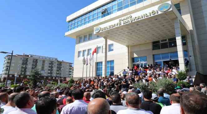 Elazığ Belediyesi çalışanlara yüzde 103 zam yaptı, Başkan Şerifoğulları, davul klarnet eşliğinde çiçeklerle karşılandı Elazığ Belediyesi çalışanlara yüzde 103 zam yaptı, Başkan Şerifoğulları, davul klarnet eşliğinde çiçeklerle karşılandı