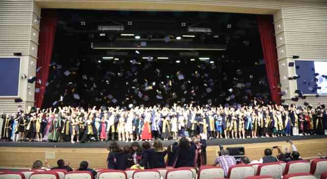 ERÜ Halil Bayraktar Sağlık Hizmetleri MYO yeni mezunlarını verdi
