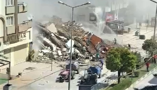 Gaziantep'te depremde hasar gören binanın yıkımında iş makinası enkaz altında kaldı
