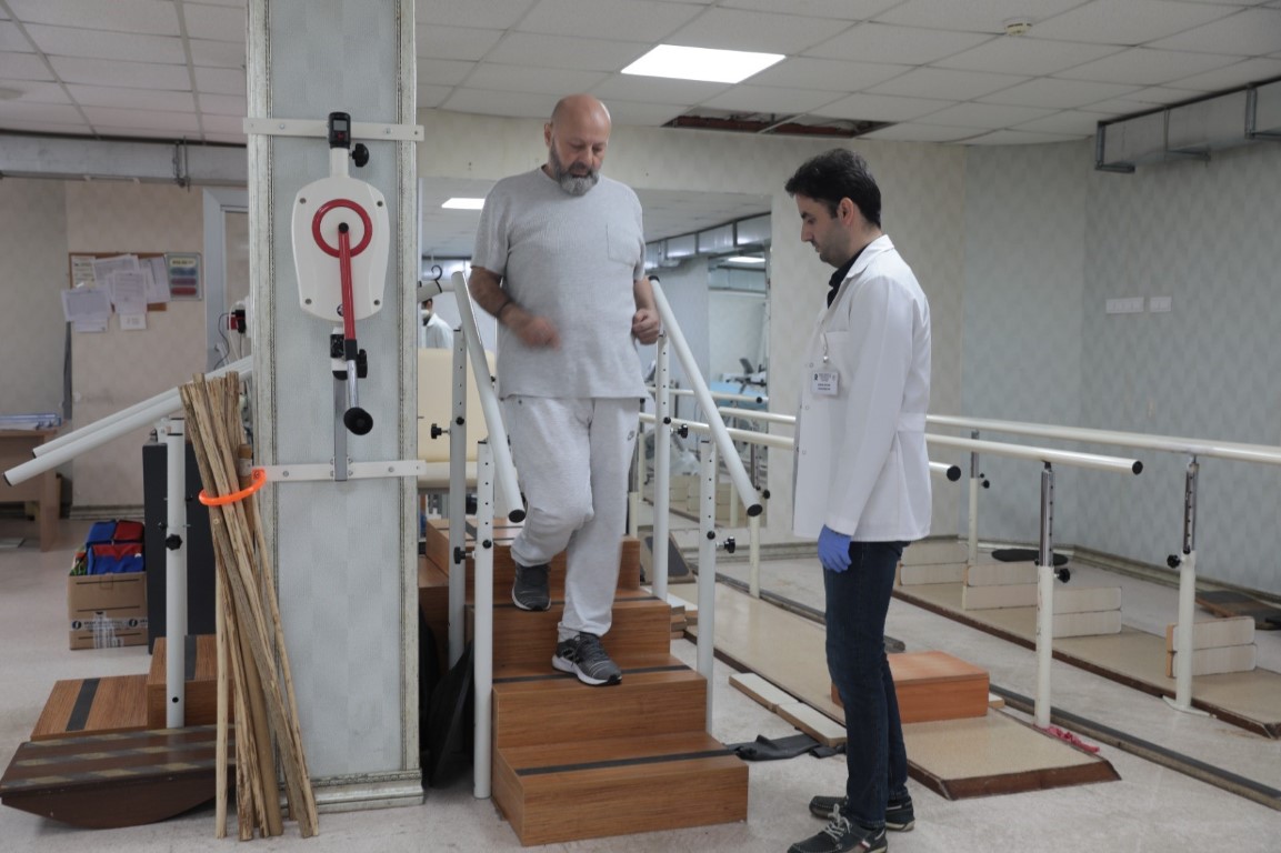 Yatalak geldiği hastaneden yürüyerek çıktı