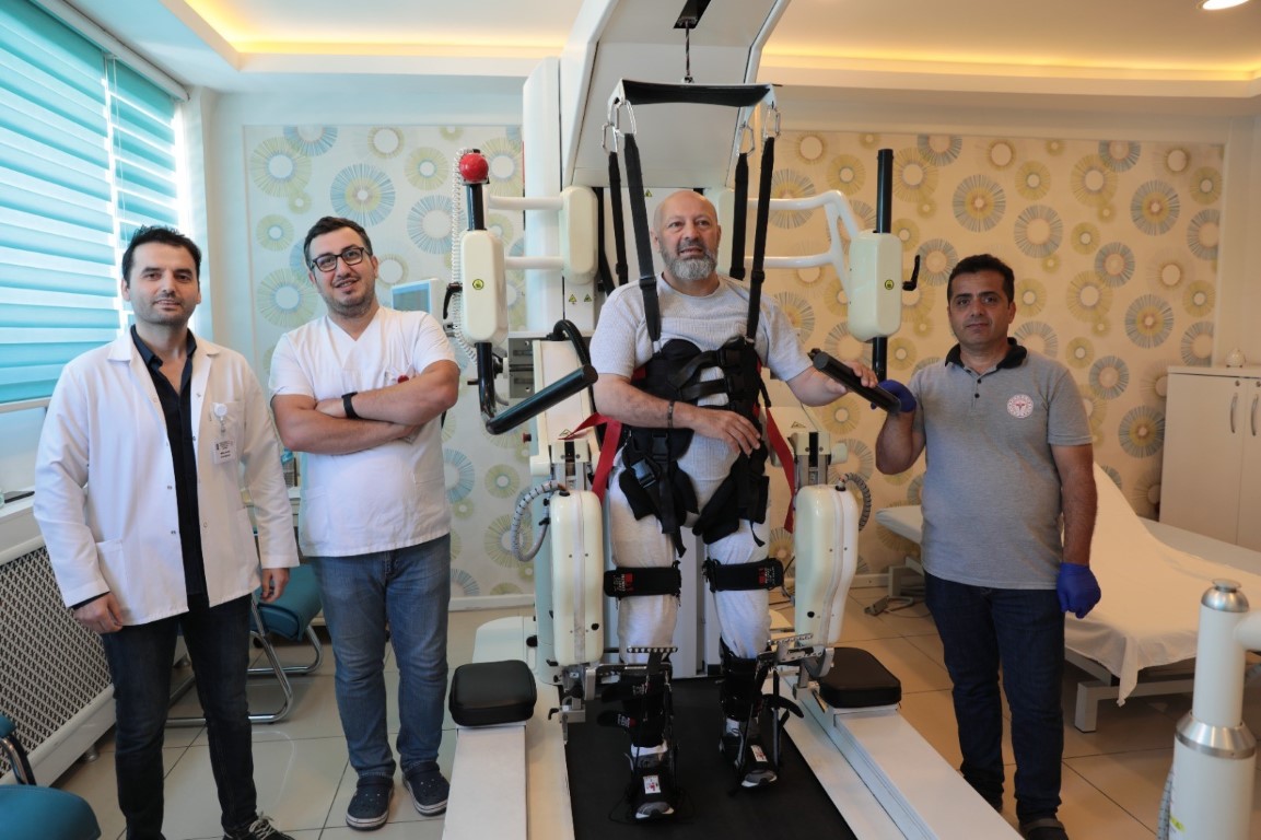 Yatalak geldiği hastaneden yürüyerek çıktı