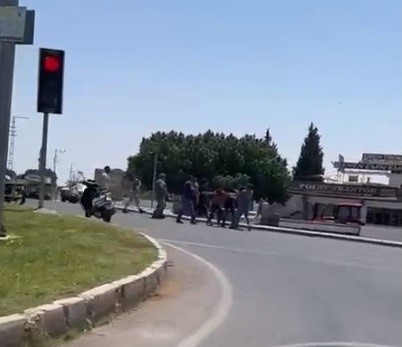 Yol ortasında tekme tokatlı 