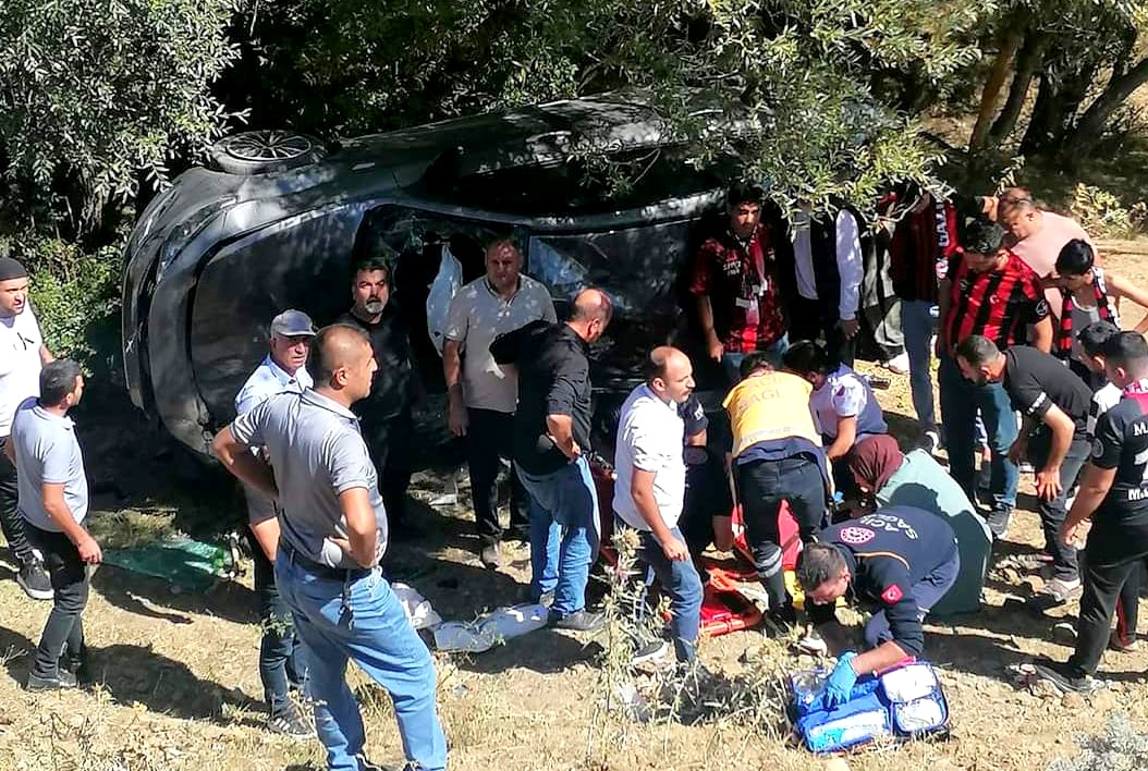 Gaziantep FK taraftarı kazada yaralanan anne kızın imdadına koştu