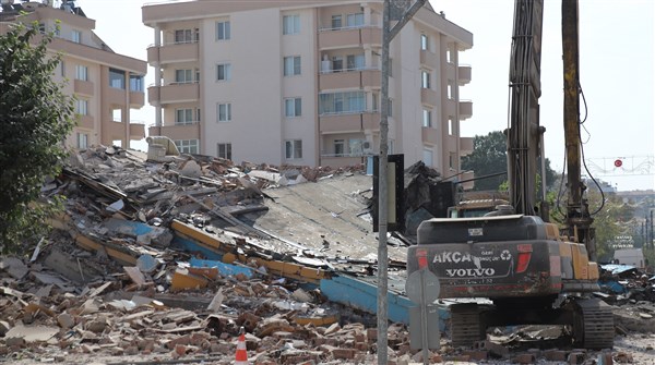 Gaziantep'te 12 katlı binanın çökme anı cep telefonu kamerasına yansıdı