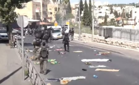İsrail polisi cuma namazı kılan kalabalığa gaz bombası attı