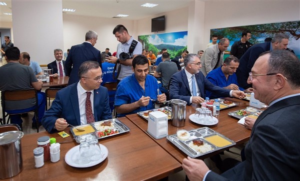 Bakan Işıkhan, Gülsan Holding’de işçilerle yemekte buluştu