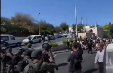 İsrail polisi cuma namazı kılan kalabalığa gaz bombası attı