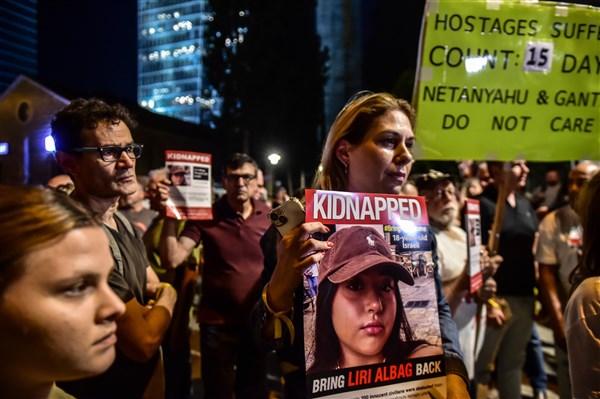 İsrail sokaklarında “Çocuklarımızı eve getirin” sloganları yükseldi