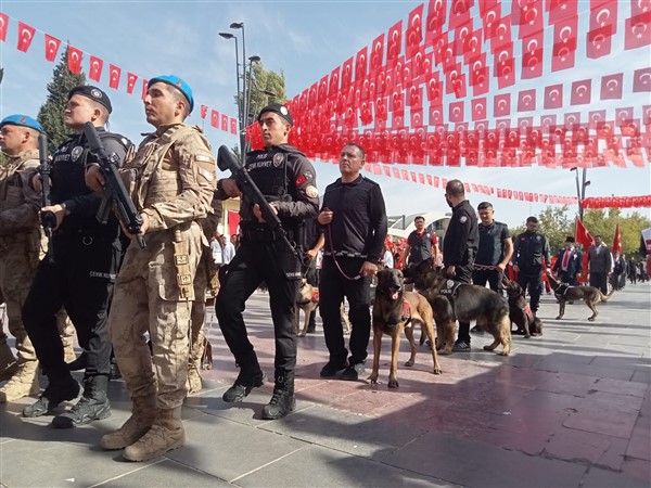 Gaziantep'te Cumhuriyetin 100. yıl kutlamaları coşkuyla devam ediyor Gaziantep'te Cumhuriyetin 100. yıl kutlamaları coşkuyla devam ediyor
