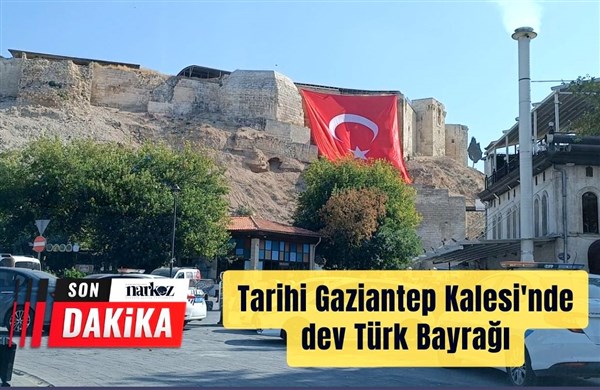 Tarihi Gaziantep Kalesi'nde dev Türk Bayrağı