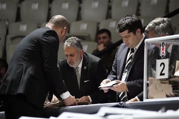 Beşiktaş Olağanüstü Seçimli Genel Kurulu'nda oy sayımı devam ediyor