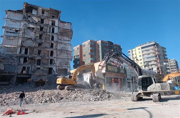  Ağır hasarlı binaların kontrollü yıkımı devam ediyor