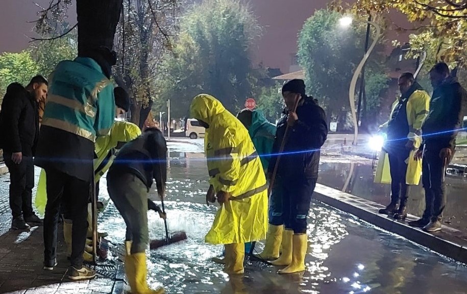 GBB, yoğun yağışın sebep olduğu olumsuzlukları gidermek için çalıştı GBB, yoğun yağışın sebep olduğu olumsuzlukları gidermek için çalıştı