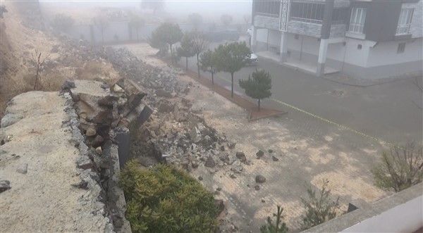 Gaziantep'te aşırı yağış nedeniyle istinat duvarı çöktü, 3 araç hasar gördü Gaziantep'te aşırı yağış nedeniyle istinat duvarı çöktü, 3 araç hasar gördü